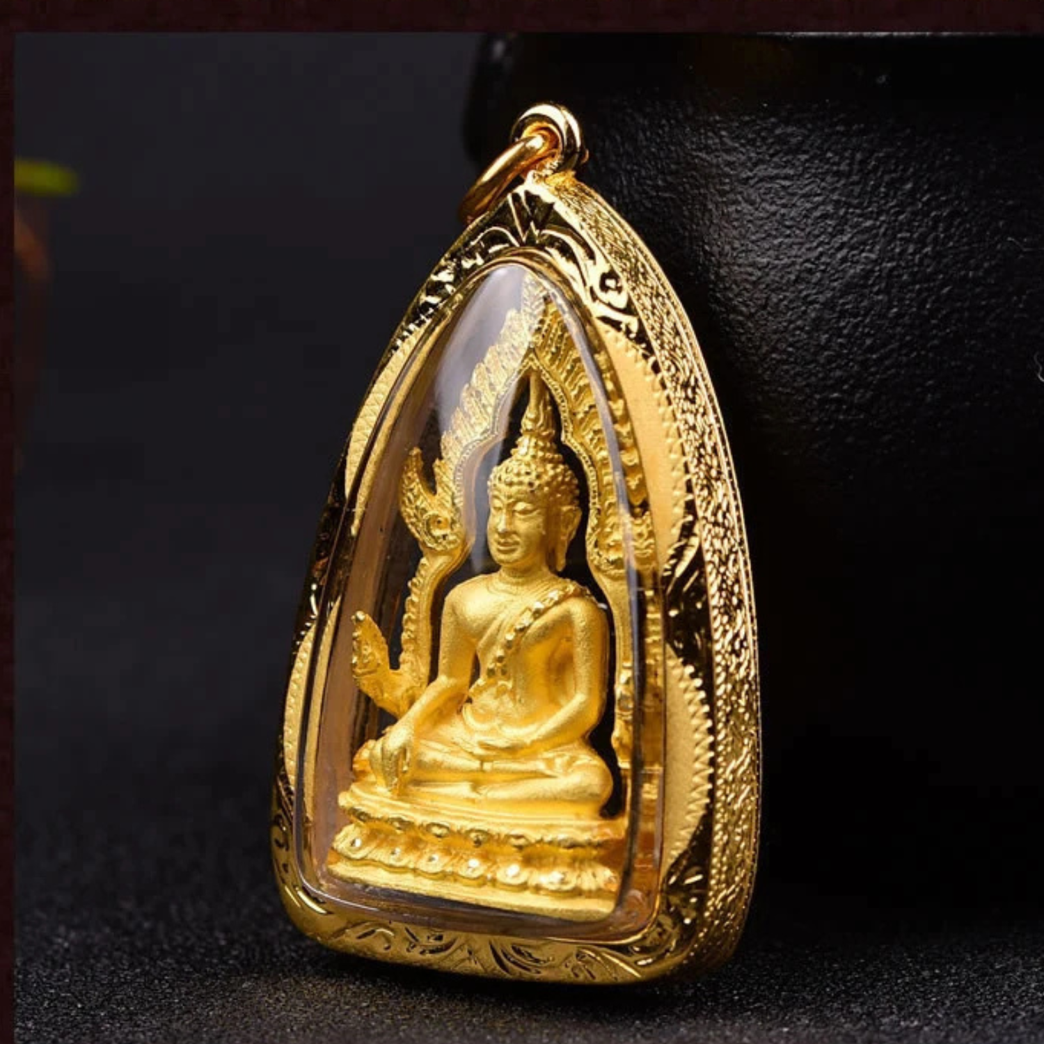 Artisan d'Asie Pendentifs & Amulettes Amulette Bouddha Phra Chinnaraj dorée