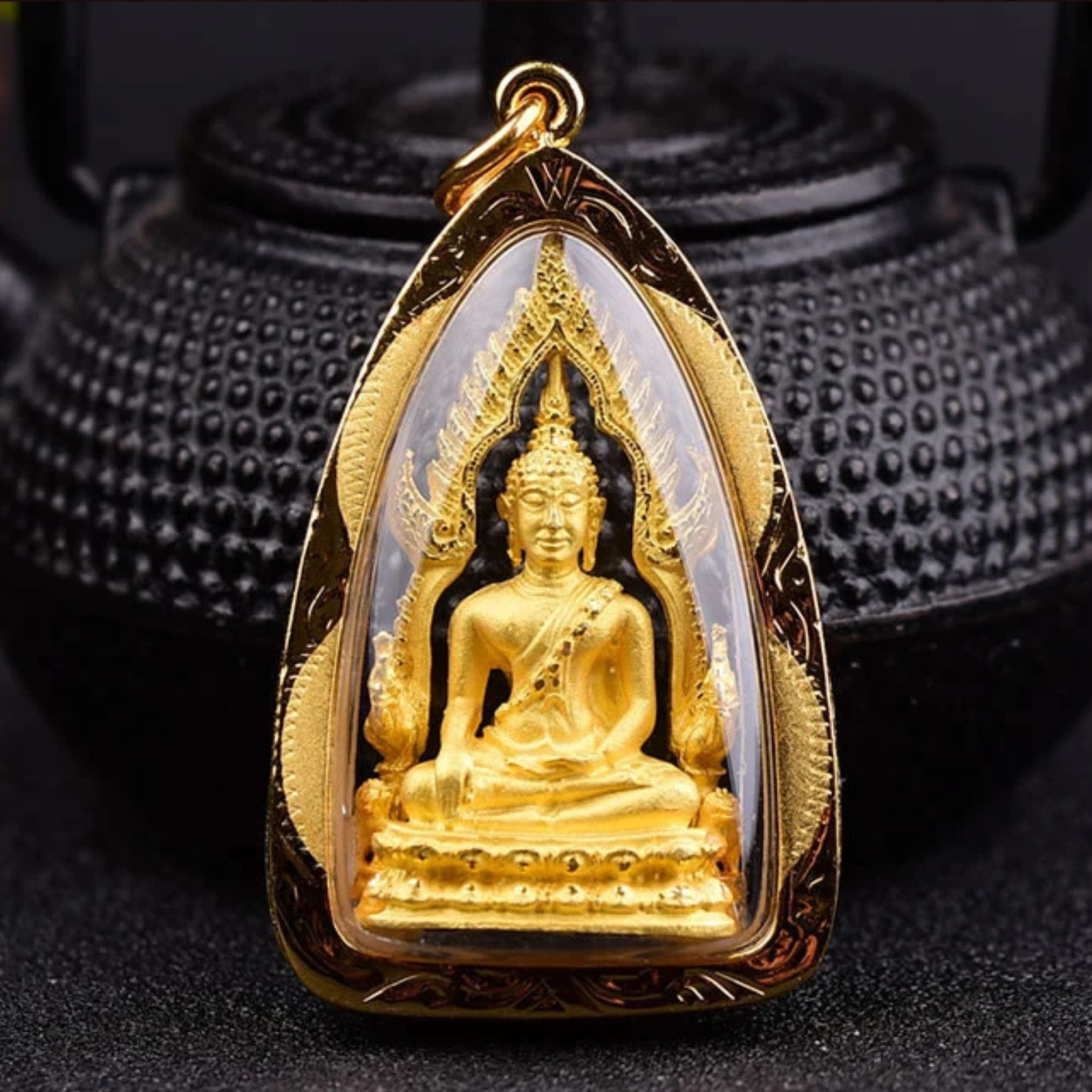 Artisan d'Asie Pendentifs & Amulettes Amulette Bouddha Phra Chinnaraj dorée