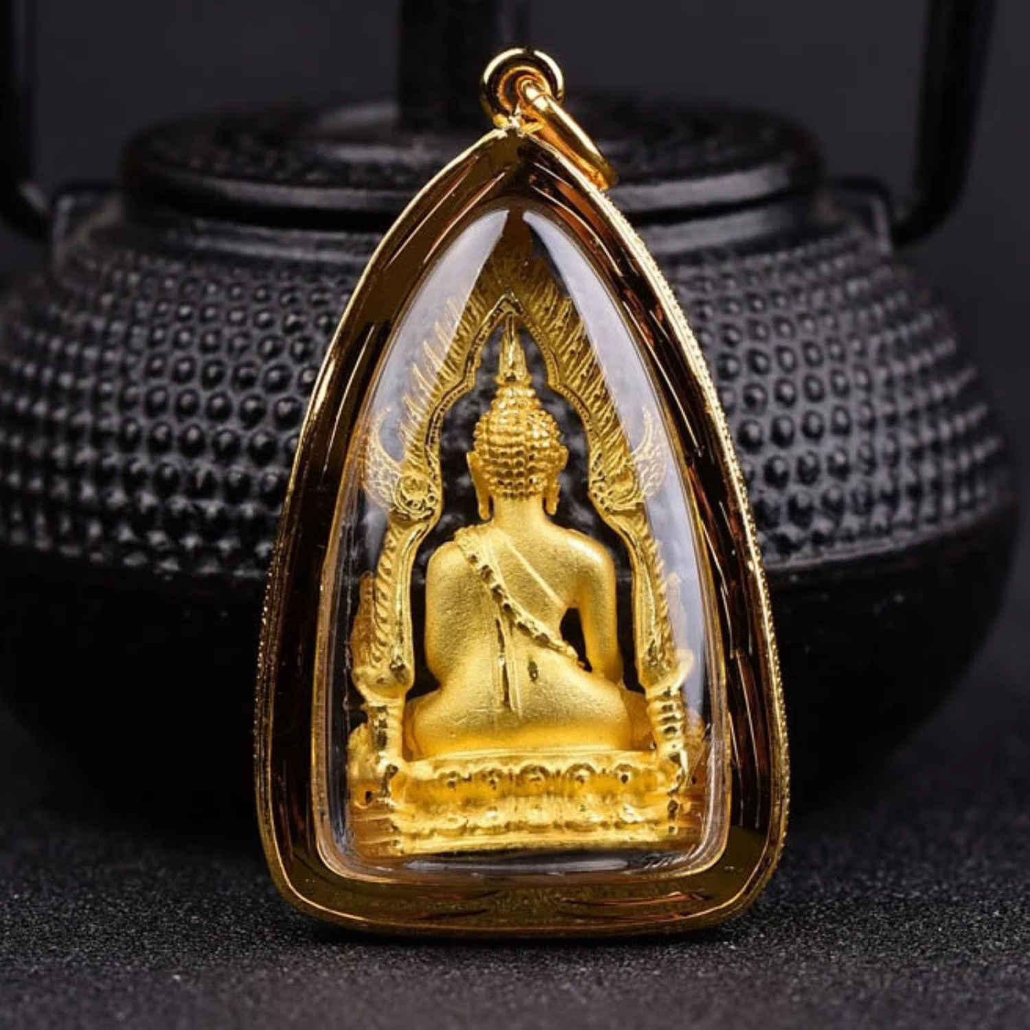 Artisan d'Asie Pendentifs & Amulettes Amulette Bouddha Phra Chinnaraj dorée