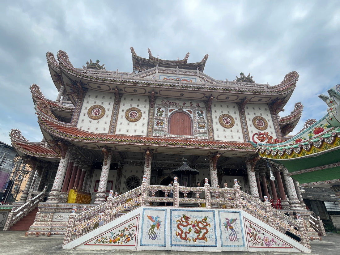 Traditional Chinese temple in Songkhla with ornate curved roofs, dragon motifs, and hand carved details, showcasing the rich Nanyang blend of Thai, Chinese, and Malay heritage.