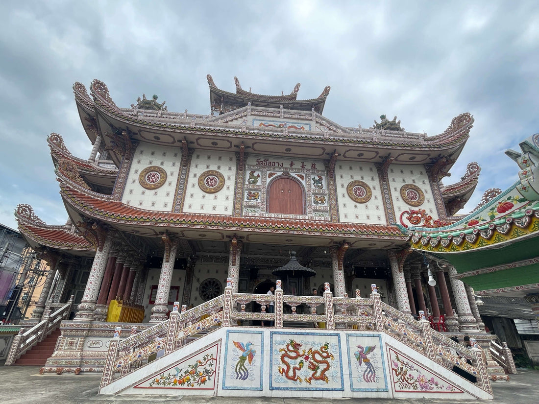 Traditional Chinese temple in Songkhla with ornate curved roofs, dragon motifs, and hand carved details, showcasing the rich Nanyang blend of Thai, Chinese, and Malay heritage.
