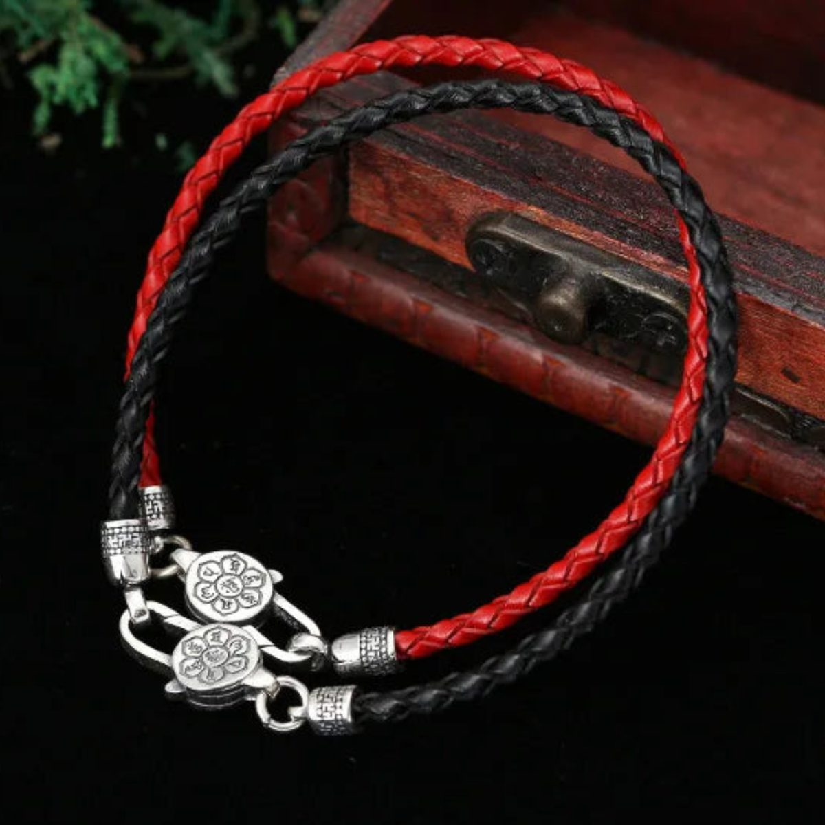 Artisan d'Asie Bracelets Tressés Tibétains Bracelet en argent sterling 925 et cuir tressé – Six Mantras & Vajra Pestle