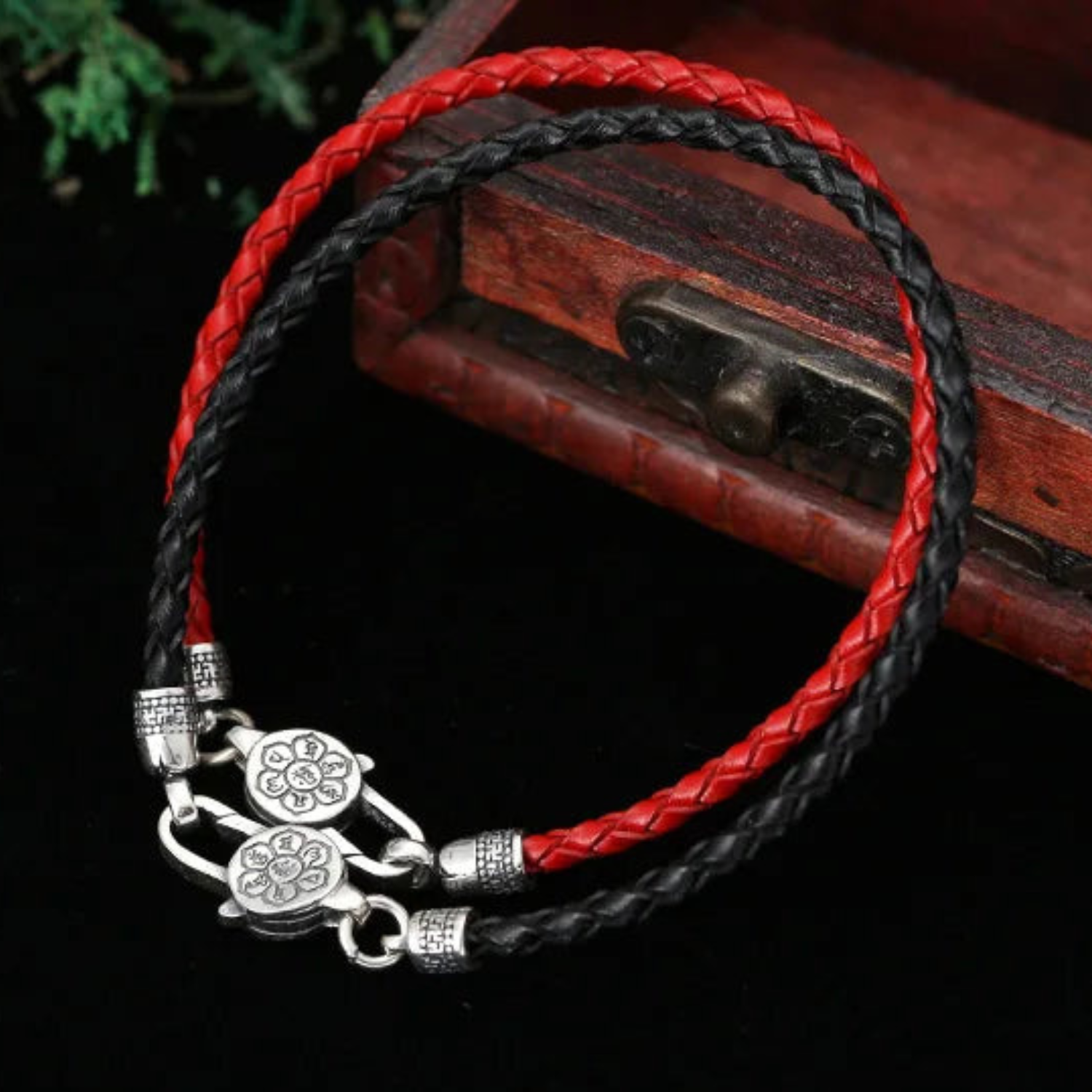 Artisan d'Asie Bracelets Tressés Tibétains Bracelet en argent sterling 925 et cuir tressé – Six Mantras & Vajra Pestle
