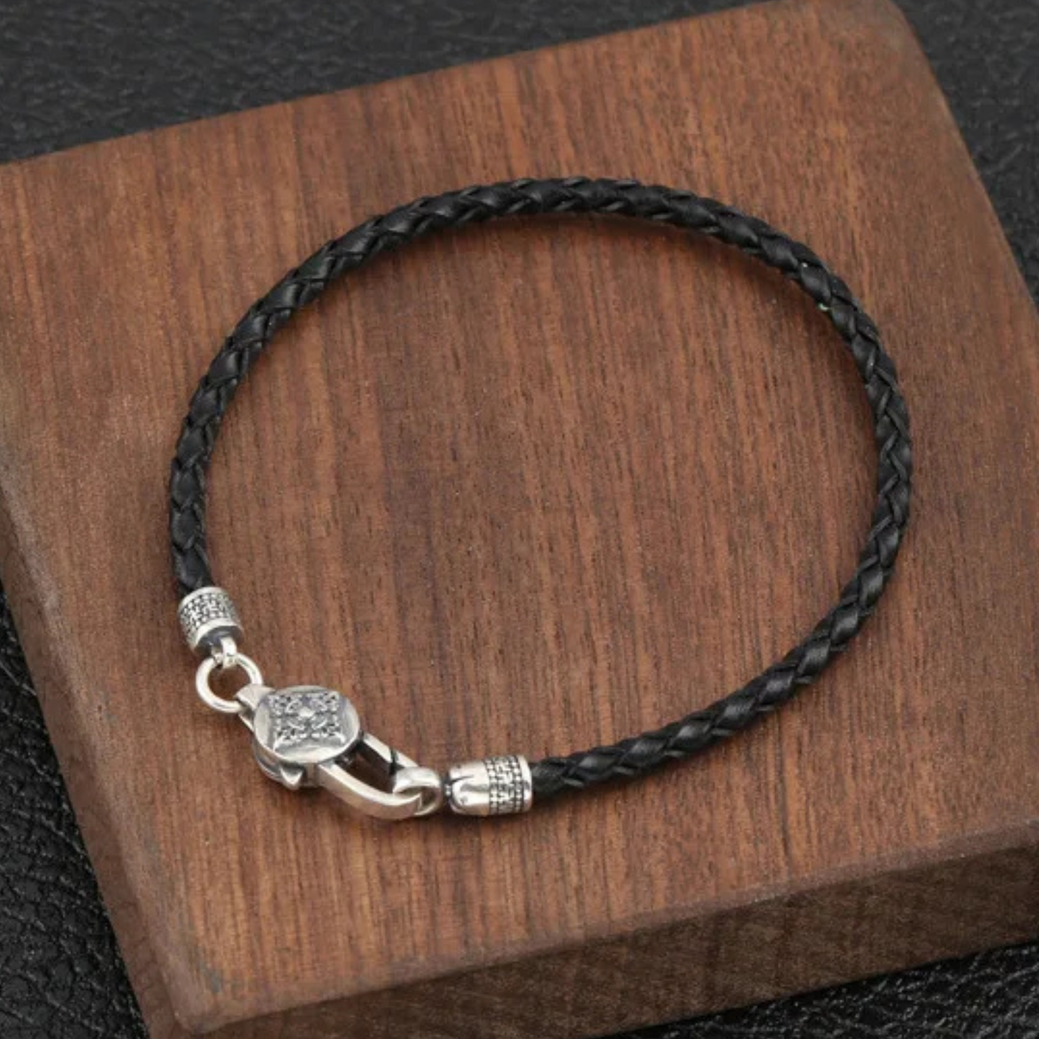 Artisan d'Asie Bracelets Tressés Tibétains Bracelet en argent sterling 925 et cuir tressé – Six Mantras & Vajra Pestle