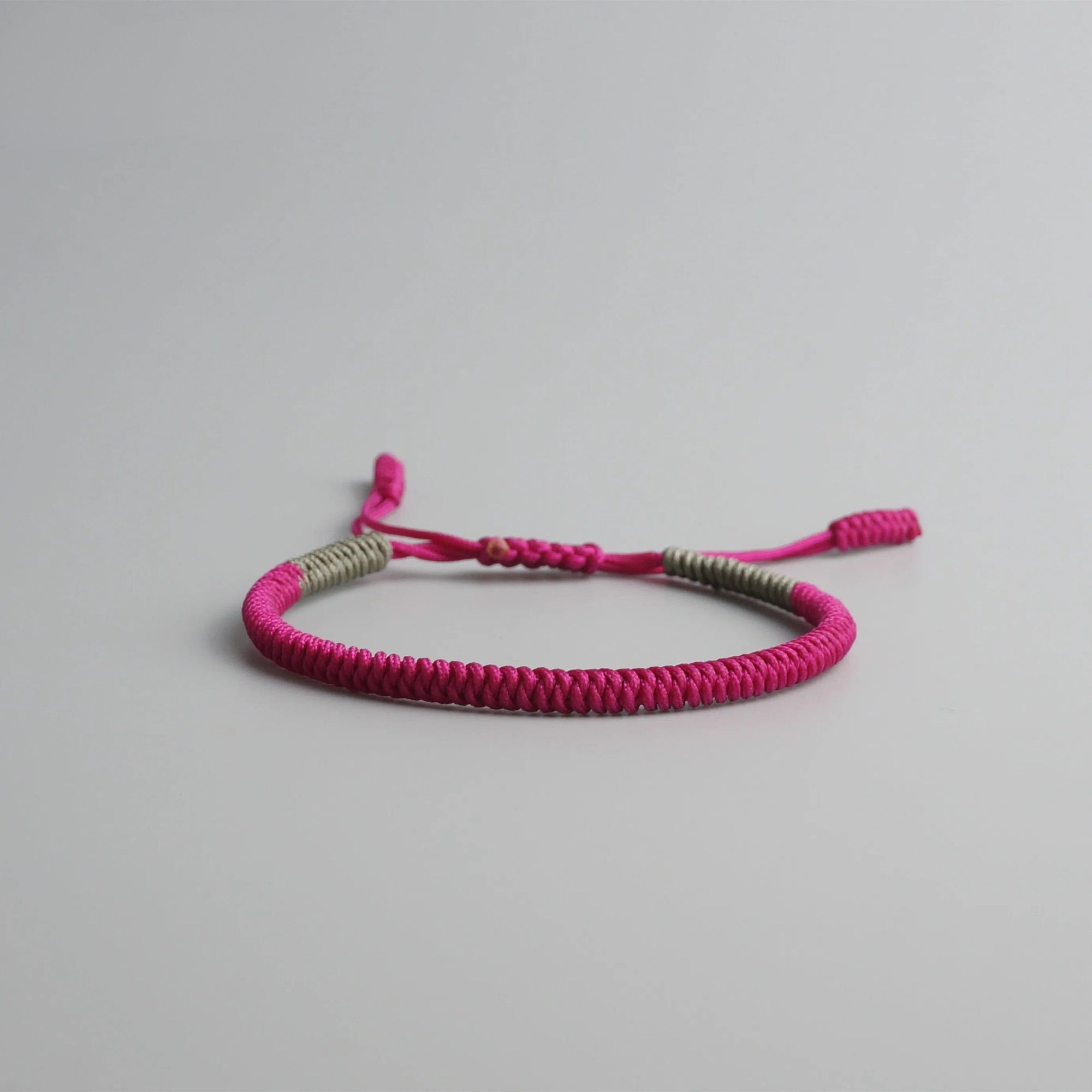 Artisan d'Asie Bracelets Tressés Tibétains Violet Bracelet Tressé Bouddhiste Tibétain - Nœud Coulissant Porte Bonheur (Rose / Vert Menthe / Gris / Violet)