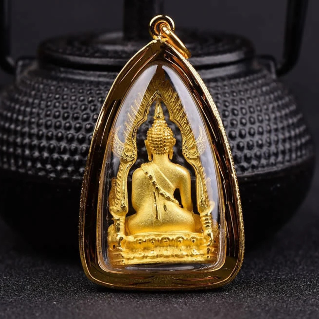 Artisan d'Asie Pendentifs & Amulettes Amulette Bouddha Phra Chinnaraj dorée