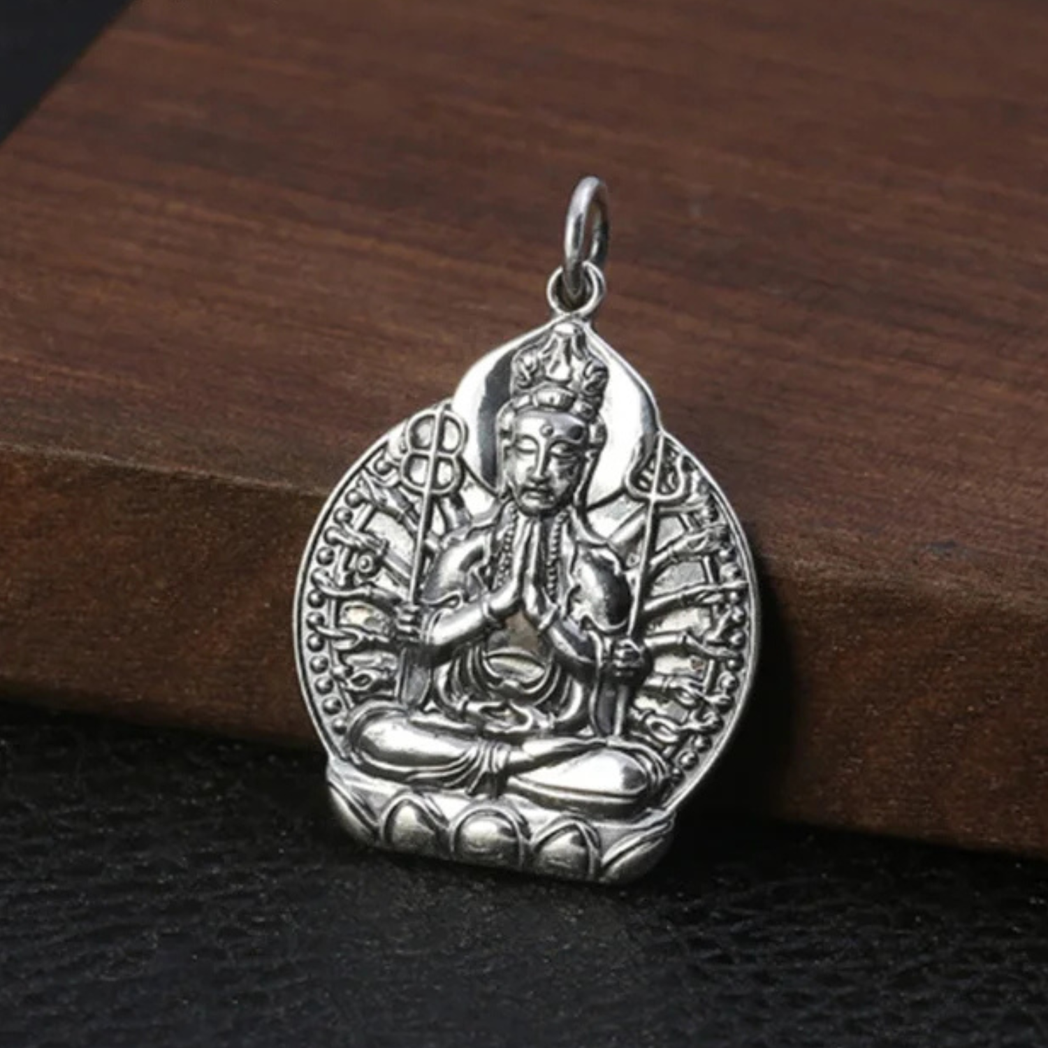 Artisan d'Asie Pendentifs & Amulettes Avalokitesvara Pendentif Bouddha Assis en Argent Pur S999 – Amulette Lotus de Protection Artisanale