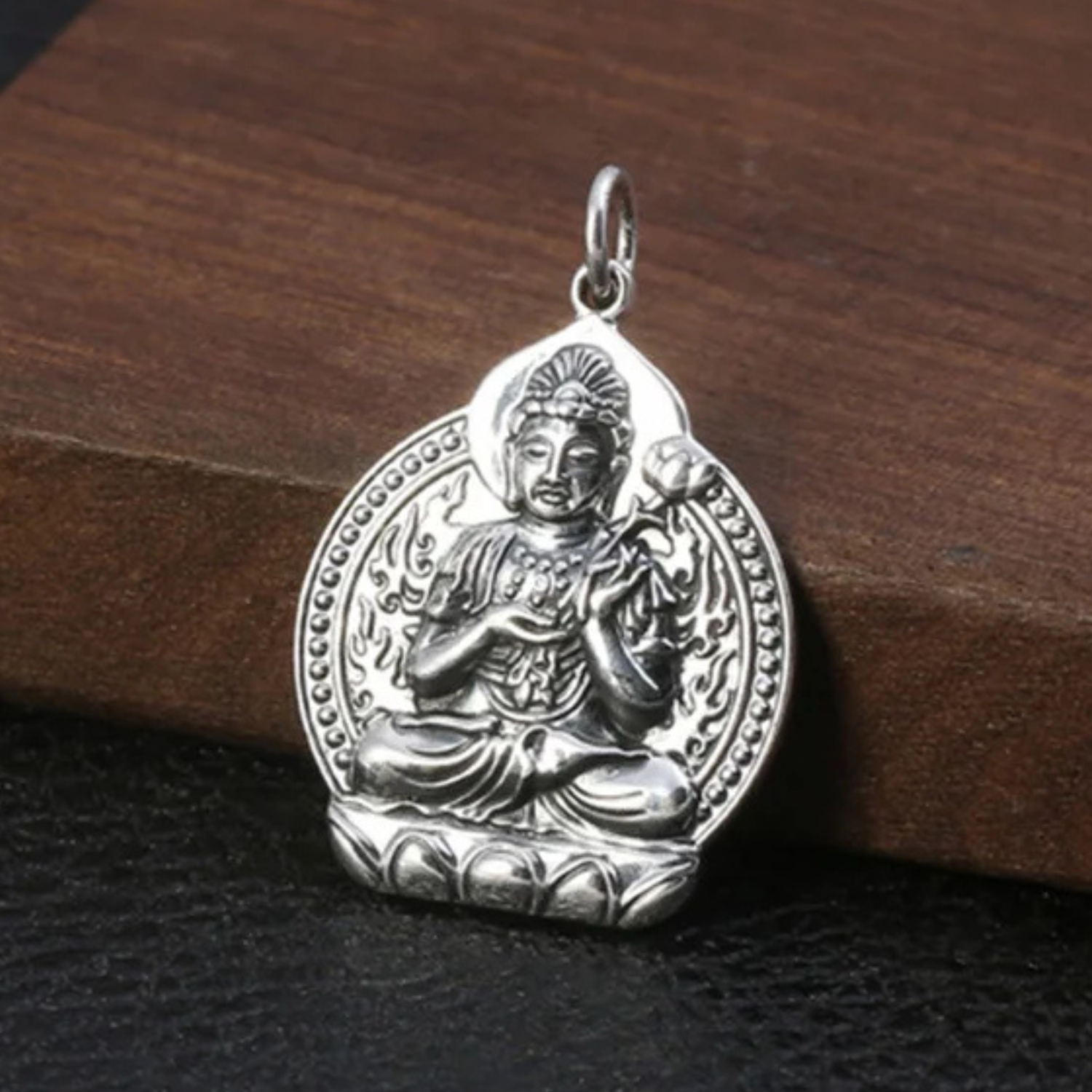Artisan d'Asie Pendentifs & Amulettes Mahasthamaprapta Pendentif Bouddha Assis en Argent Pur S999 – Amulette Lotus de Protection Artisanale