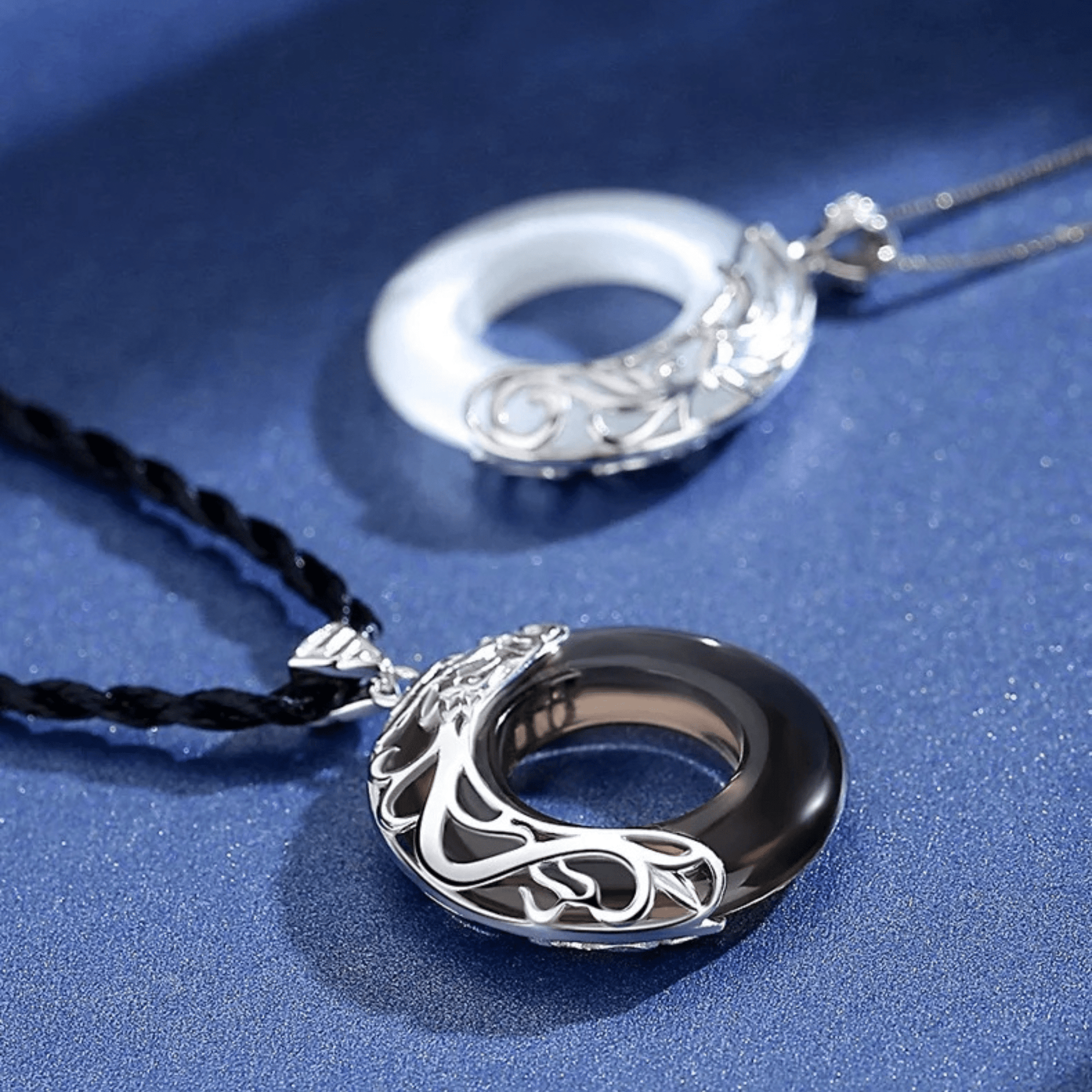 Artisan d'Asie Pendentifs & Amulettes Pendentif Rond Dragon en Obsidienne et Argent Pur 999/1000