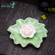 Porte Encens Fleur de Lotus en Céramique Portes Encens Artisan d'Asie Blanc et rouge sur base verte