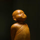 Statue de moine sur un rocher en bois de buis Statues Bouddha Artisan d'Asie
