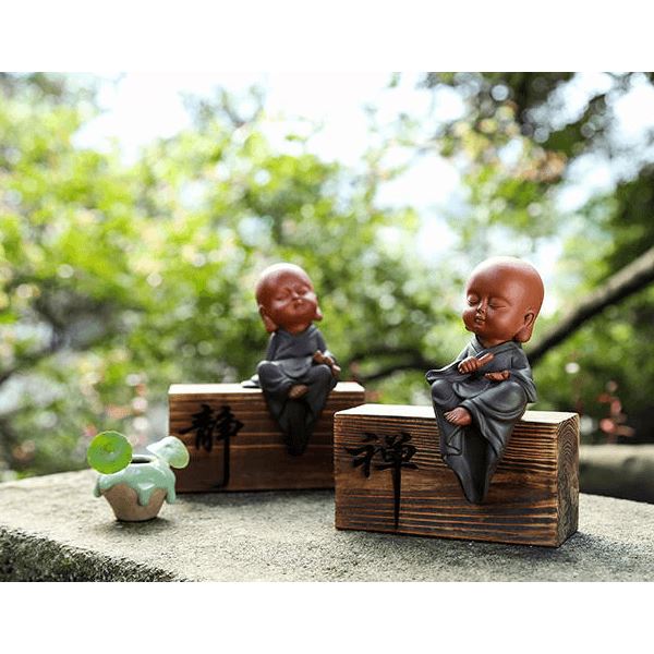 Estatuillas de cerámica de monje budista